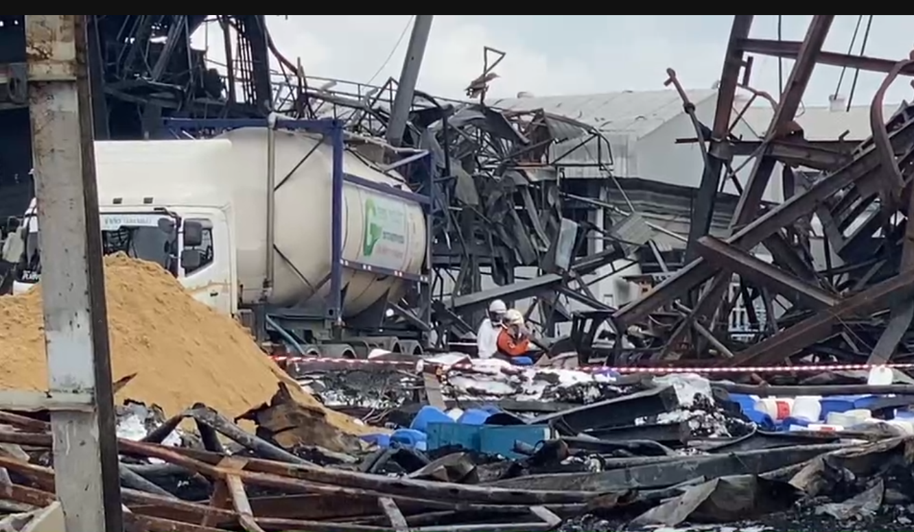 เริ่มแล้วขนย้ายสารเคมี 600 ตัน เหตุไฟไหม้โรงงานกิ่งแก้ว เริ่มแล้วขนย้ายสารเคมี 600 ตัน เหตุไฟไหม้โรงงานกิ่งแก้ว