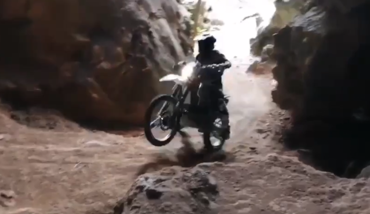 วิจารณ์ยับแก๊งโมโตครอสแข่งกันในถ้ำโบราณสถานกระบี่ จ่อเอาผิดดำเนินคดี วิจารณ์ยับแก๊งโมโตครอสแข่งกันในถ้ำโบราณสถานกระบี่ จ่อเอาผิดดำเนินคดี