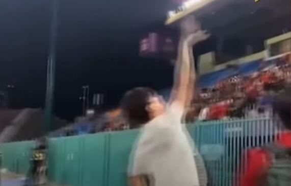 แฟนบอลกัมพูชาที่ได้เหรียญเงินฟุตบอลซีเกมส์ 'โจนาธาร เข็มดี' โพสต์โชว์พร้อมดูแลรักษาอย่างดี แฟนบอลกัมพูชาที่ได้เหรียญเงินฟุตบอลซีเกมส์ 'โจนาธาร เข็มดี' โพสต์โชว์พร้อมดูแลรักษาอย่างดี