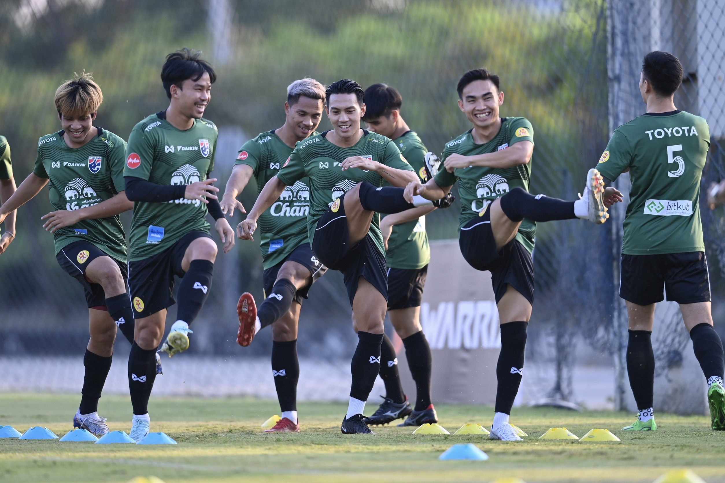 ประมวลภาพ 'ลีซอ ธีรเทพ' เข้าฝึกซ้อมกับทีมชาติไทยเตรียมเล่นนัดอำลา 14 ธ.ค. นี้