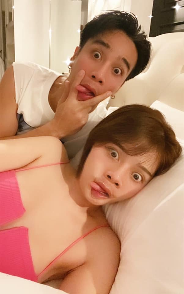 ภรรยาสาว ก้อง ห้วยไร่ โพสต์เตือนแฟนคลับหลังสามีโดนขอถ่ายรูประหว่างเข้าห้องน้ำ ภรรยาสาว ก้อง ห้วยไร่ โพสต์เตือนแฟนคลับหลังสามีโดนขอถ่ายรูประหว่างเข้าห้องน้ำ