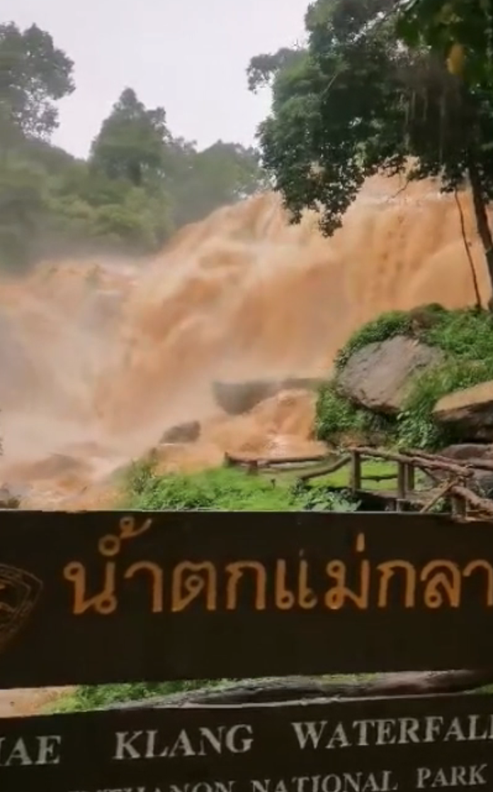 “ฝนตกหนัก” ดอยอินทนนท์  น้ำป่าทะลักน้ำตกแม่กลาง เตือนชุมชนเฝ้าระวัง