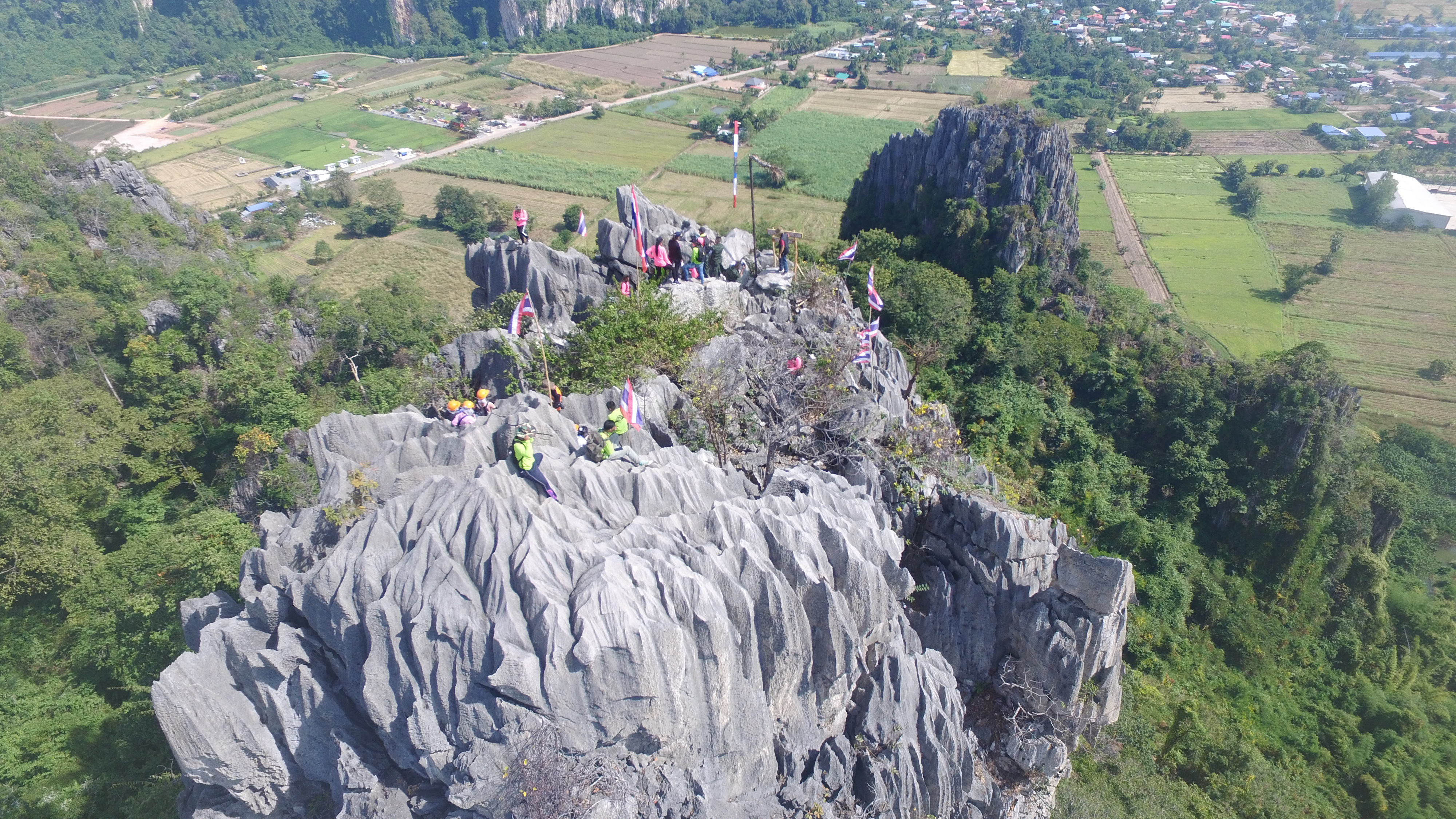 บ้านมุง เปิดขึ้นหินปูนกังหันลม โง่นถ้ำหน่อง ให้นทท.ปีนเขาหินปูน รับลมหนาว บ้านมุง เปิดขึ้นหินปูนกังหันลม โง่นถ้ำหน่อง ให้นทท.ปีนเขาหินปูน รับลมหนาว