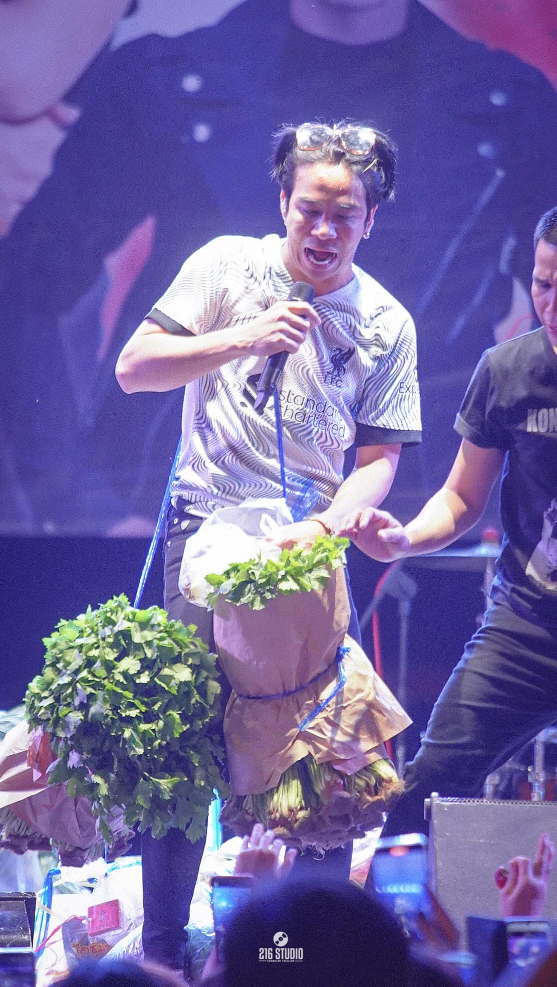 ของฝากเป็นเหตุ ชาวเน็ตจีนแชร์คลิป ก้อง ห้วยไร่ รับของฝากจากแฟนคลับขณะแสดงคอนเสิร์ต