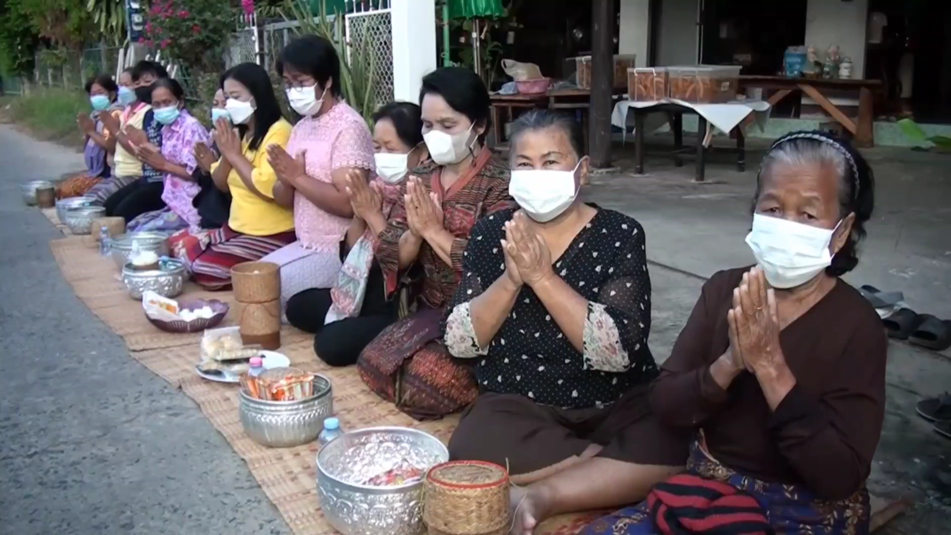 ชาวอุบลฯ ตักบาตรพระถวายพระพรชัยมงคล แด่ เจ้าฟ้าพัชรกิติยาภาฯ