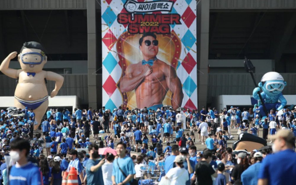 สื่อเกาหลีตีข่าวคนงานมองโกเลียดับ หลังตกจากเวทีคอนเสิร์ตใหญ่ของ “Psy” สื่อเกาหลีตีข่าวคนงานมองโกเลียดับ หลังตกจากเวทีคอนเสิร์ตใหญ่ของ “Psy”