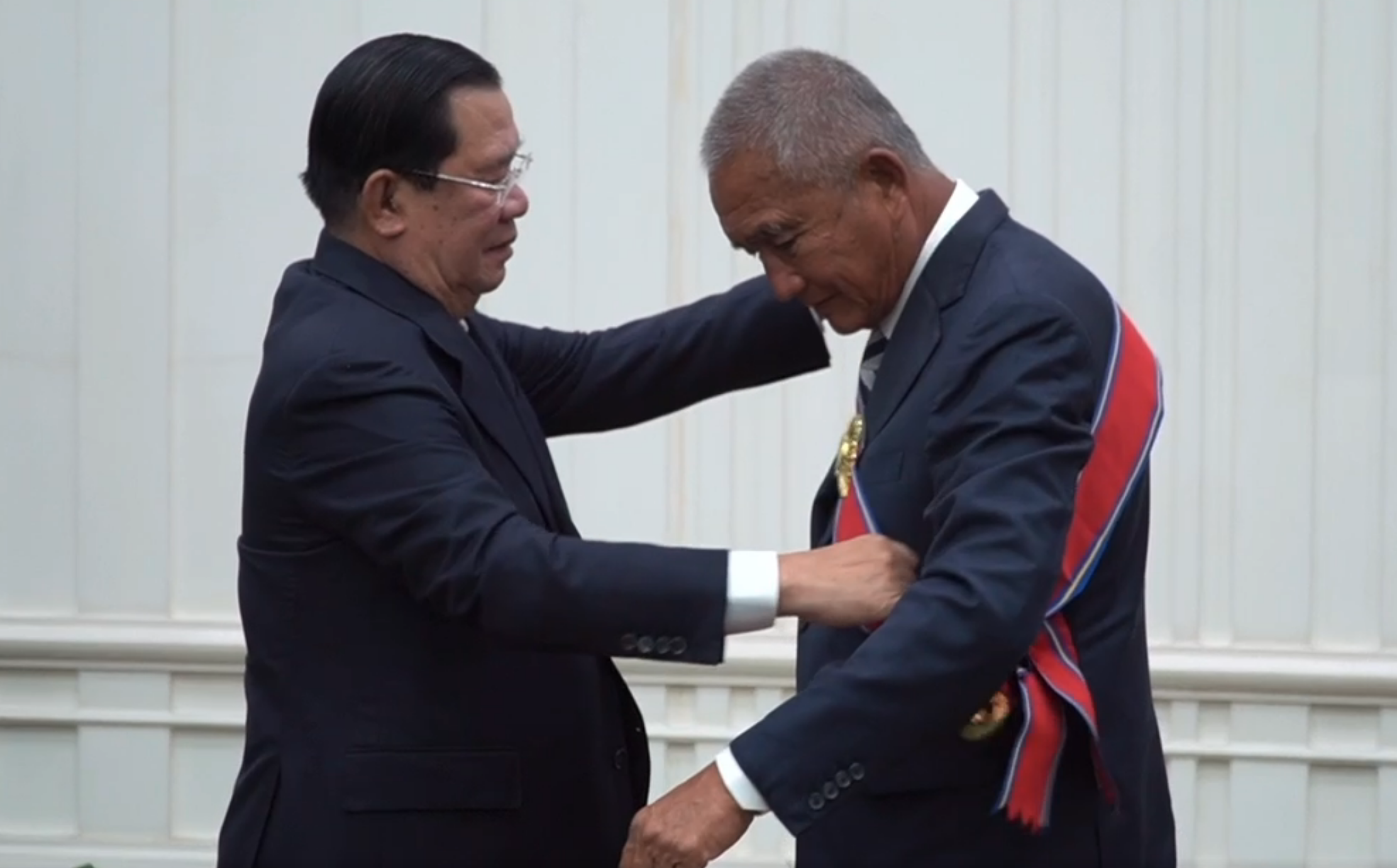 สมเด็จฮุนเซนมอบเครื่องราชฯกัมพูชาให้ผอ.สวนนงนุช สมเด็จฮุนเซนมอบเครื่องราชฯกัมพูชาให้ผอ.สวนนงนุช