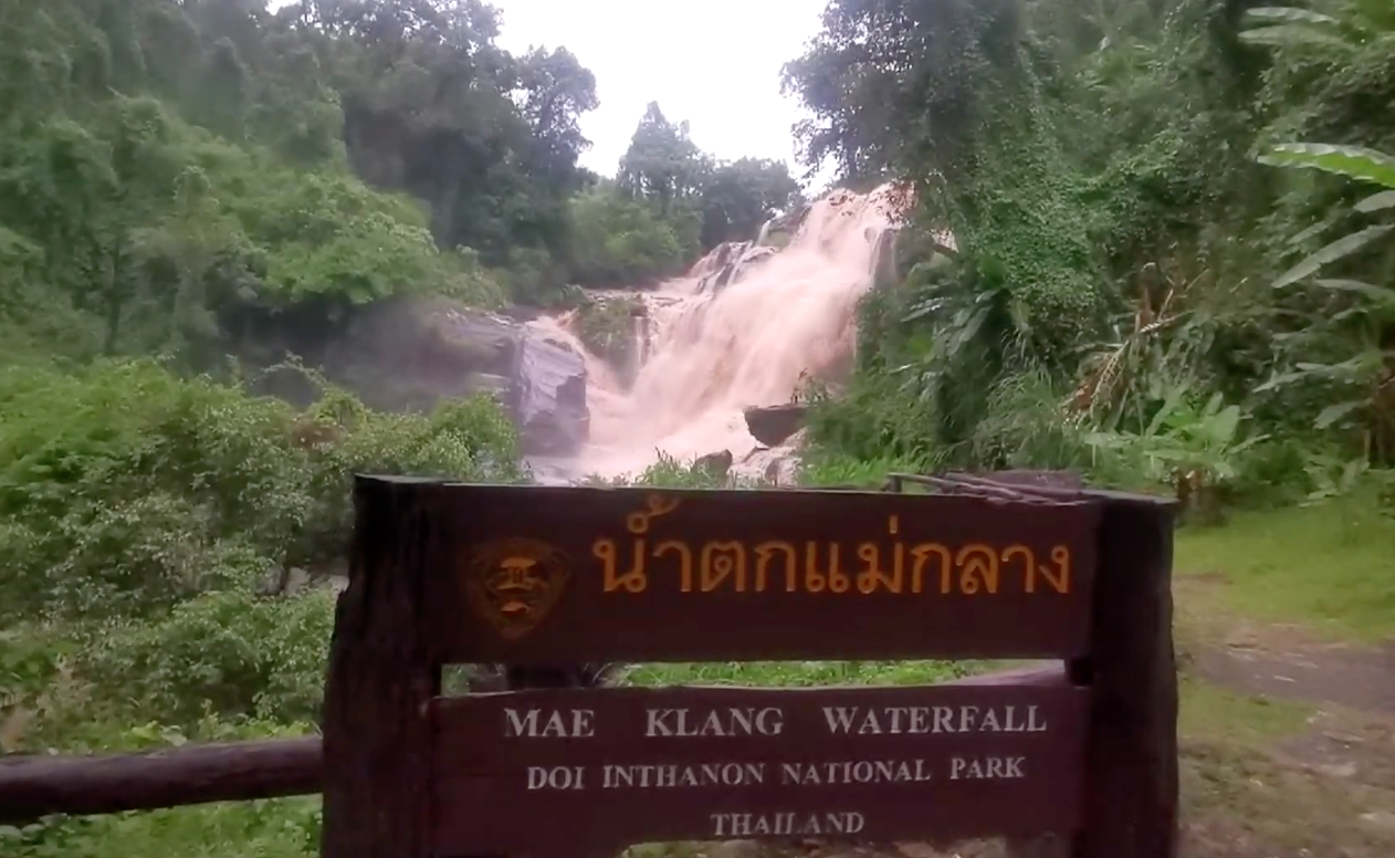 ฝนกระหน่ำดอยอินทนนท์ น้ำป่าทะลักน้ำตกแม่กลาง เตือนนทท.ห้ามลงเล่น