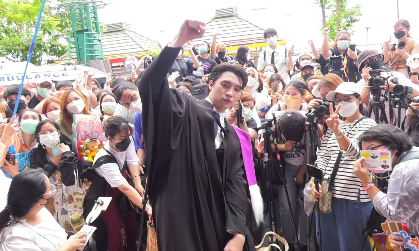 บัณฑิตป้ายแดง มีน พีรวิชญ์ เข้ารับปริญญา