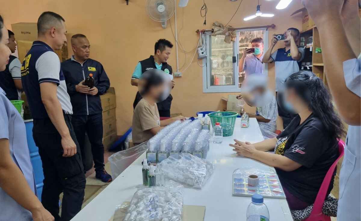 จับแม่ค้าผลิตเครื่องสำอางเถื่อน กรอกมือส่งขายร้านเสริมสวย-ตามท้องตลาด จับแม่ค้าผลิตเครื่องสำอางเถื่อน กรอกมือส่งขายร้านเสริมสวย-ตามท้องตลาด