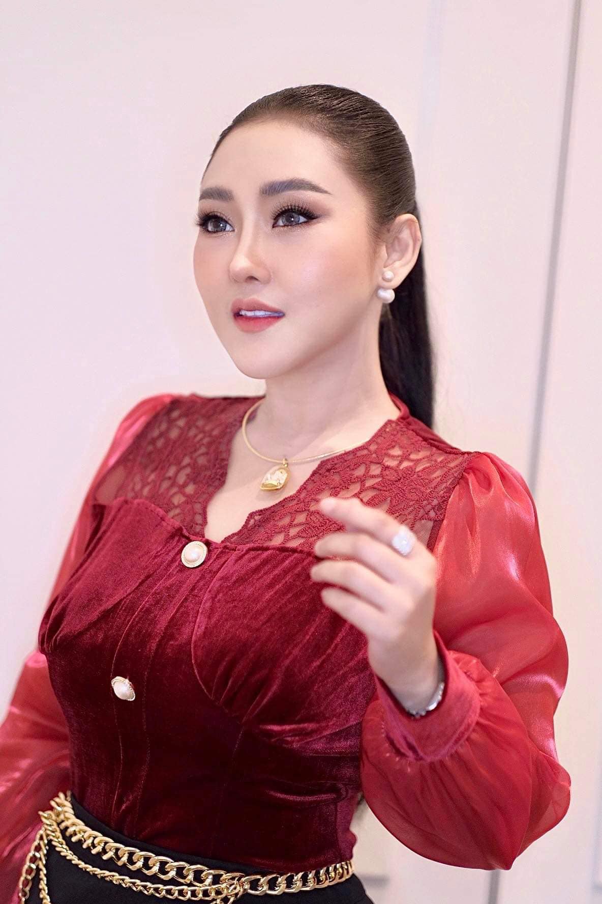 หญิง ธิติกานต์ โผกอดให้กำลังใจ ตั๊กแตน ชลดา กลางเวที