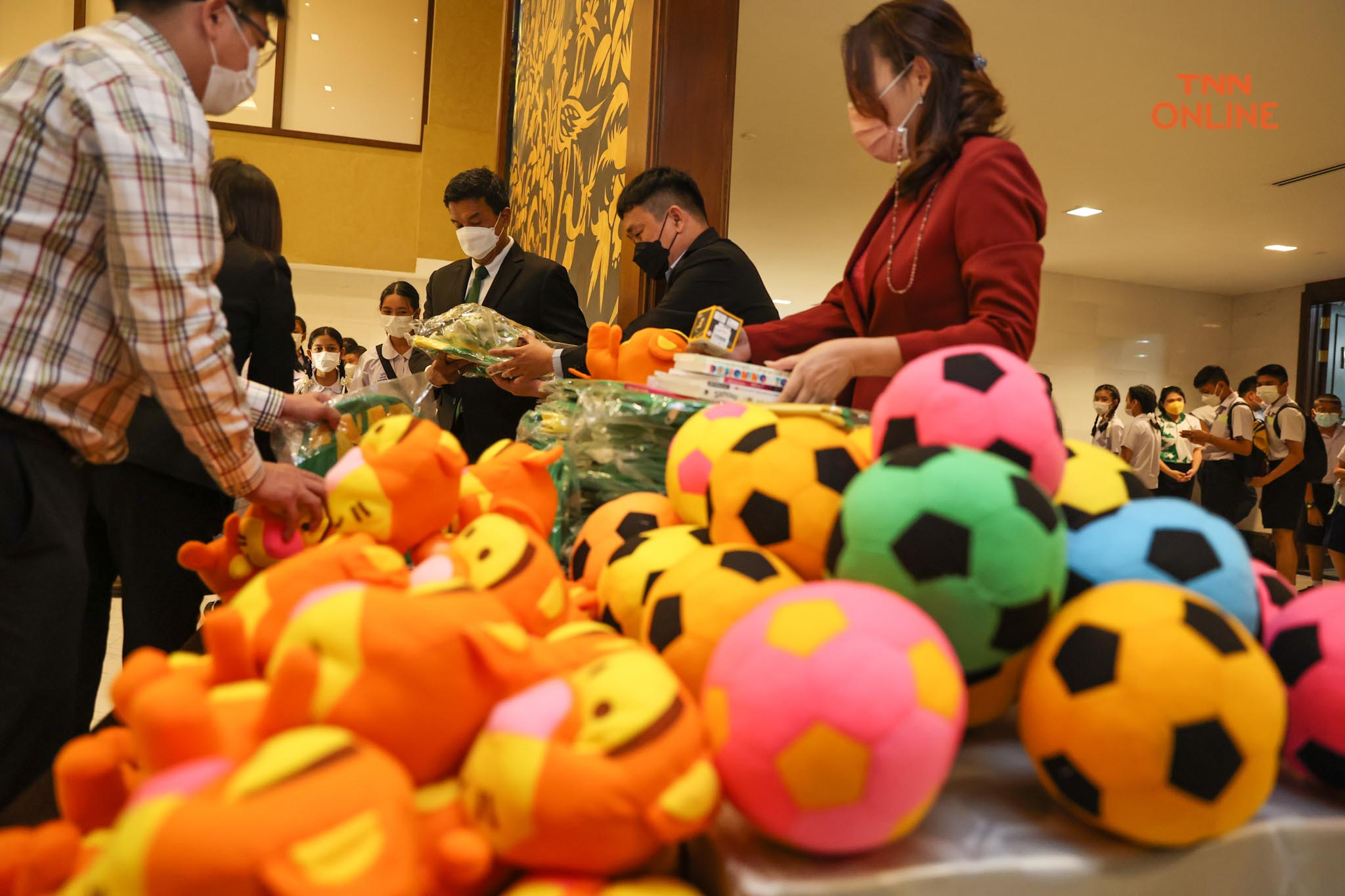 ชัชชาติเปิดห้องทำงาน ให้เด็กชมพร้อมนั่งถ่ายรูปช่วงวันเด็กแห่งชาติ ชัชชาติเปิดห้องทำงาน ให้เด็กชมพร้อมนั่งถ่ายรูปช่วงวันเด็กแห่งชาติ