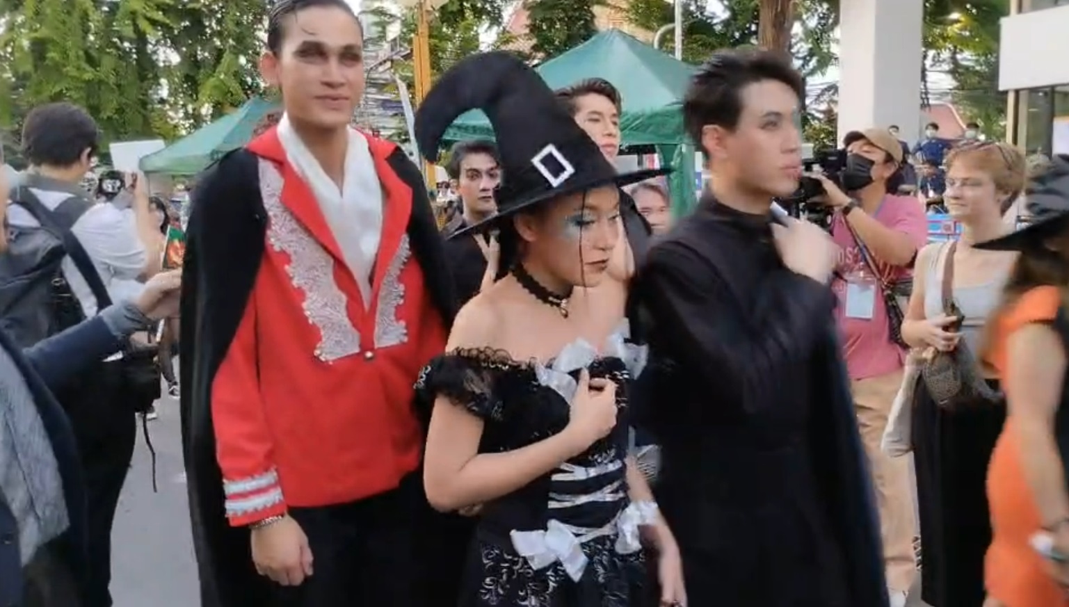 วันฮาโลวีน 2023 ถนนข้าวสารคึกคัก นทท.แต่งชุดแฟนซีจัดเต็มในวันปล่อยผี