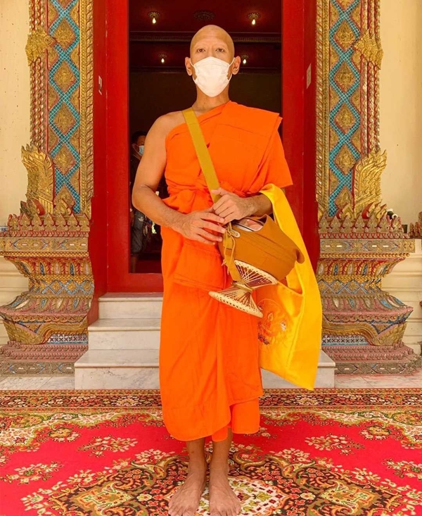 ทิดป๋อมแป๋ม ลาสิกขาแล้ว หลังบวชแบบเรียบง่าย เป็นเวลา 11 วัน ทิดป๋อมแป๋ม ลาสิกขาแล้ว หลังบวชแบบเรียบง่าย เป็นเวลา 11 วัน