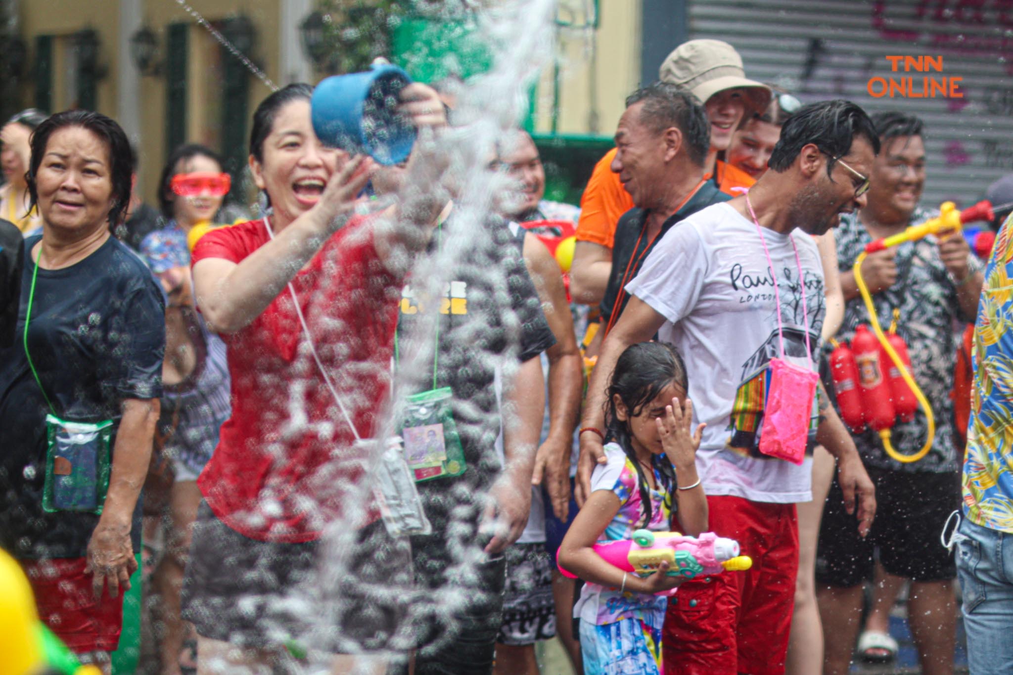 เริ่มแล้วสงกรานต์ข้าวสาร นทท.เล่นสาดน้ำกันคึกคัก เริ่มแล้วสงกรานต์ข้าวสาร นทท.เล่นสาดน้ำกันคึกคัก