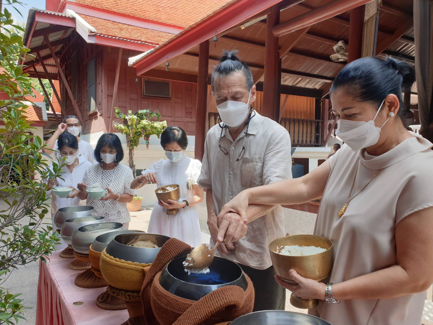 อ๊อฟ พงษ์พัฒน์ ทำบุญฉลองวันเกิดครบรอบ 61 ปี