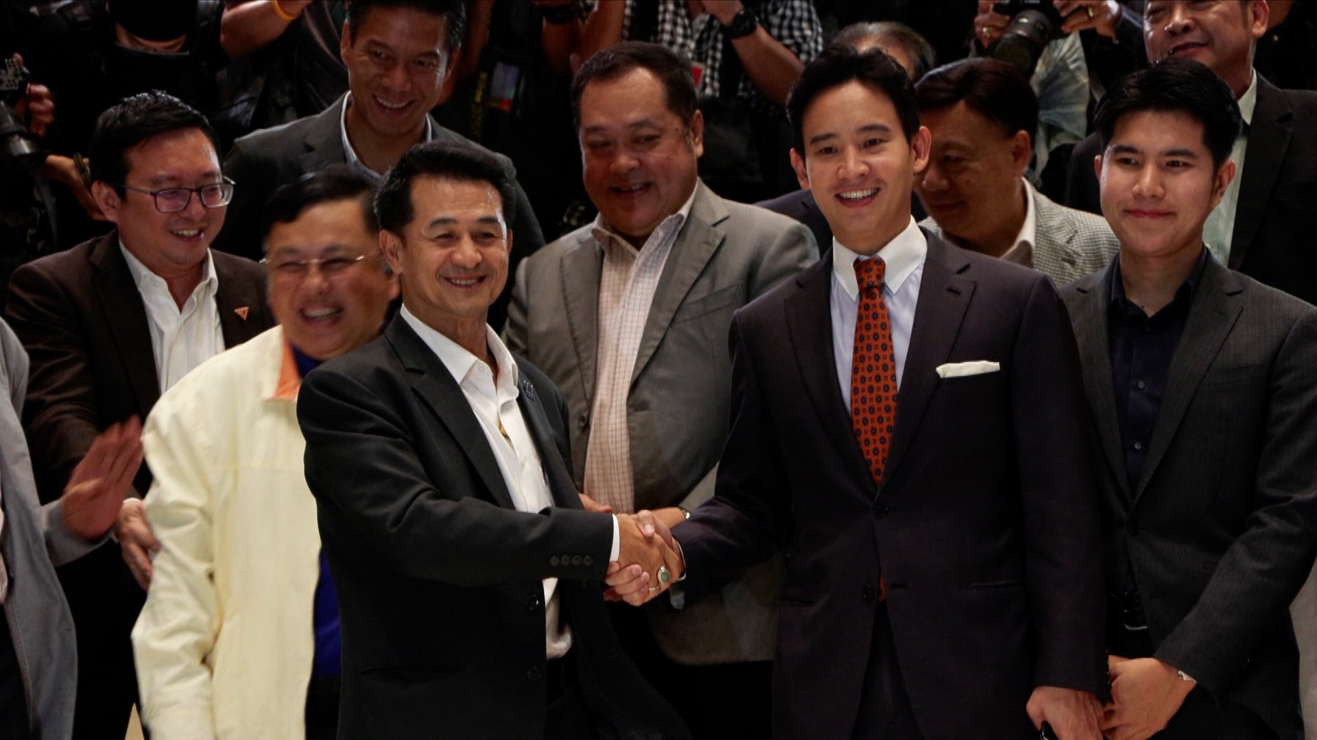 เพื่อไทยพลิกขั้ว ตั้งรัฐบาลใหม่ไร้ก้าวไกล? เพื่อไทยพลิกขั้ว ตั้งรัฐบาลใหม่ไร้ก้าวไกล?