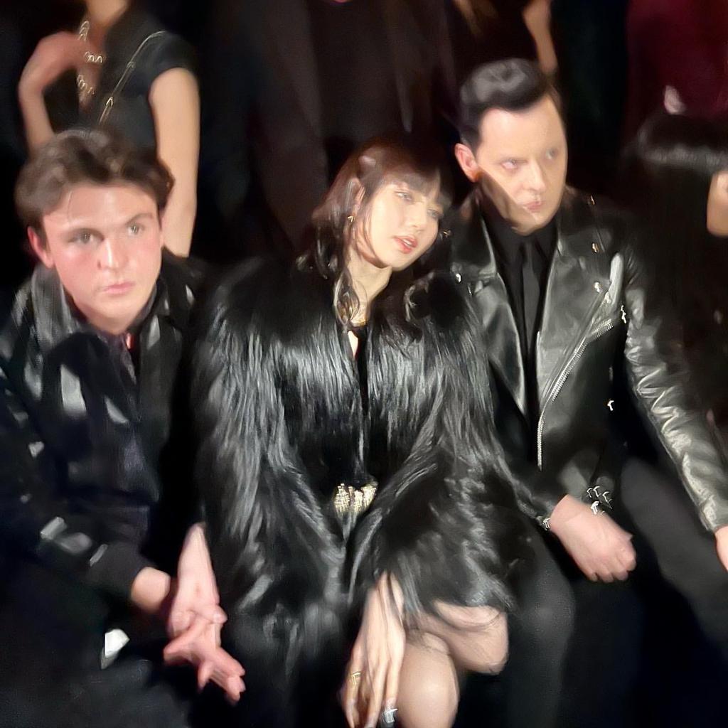 แซ่บยกกำลัง!! ‘ลิซ่า - พีพี’ อวดลุคเท่ห์เซ็กซี่ ร่วมชมแฟชั่นโชว์ CELINE ที่ปารีส แซ่บยกกำลัง!! ‘ลิซ่า - พีพี’ อวดลุคเท่ห์เซ็กซี่ ร่วมชมแฟชั่นโชว์ CELINE ที่ปารีส