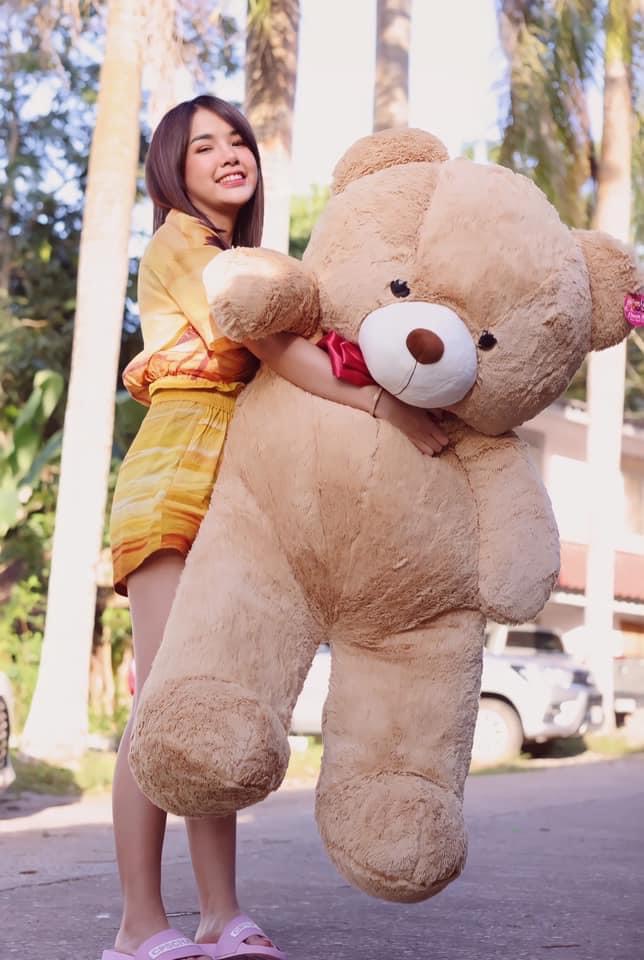 เจนนี่ เป็นช่างตัดผมให้ ยิว ฉลองครบ 2 เดือน ได้ตุ๊กตาหมีตัวใหญ่ เจนนี่ เป็นช่างตัดผมให้ ยิว ฉลองครบ 2 เดือน ได้ตุ๊กตาหมีตัวใหญ่