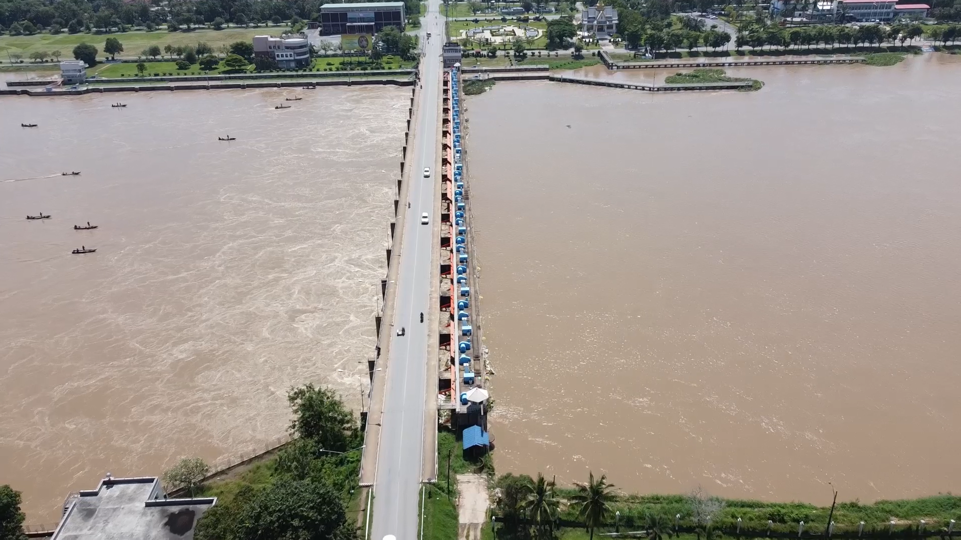 เขื่อนเจ้าพระยา ล่าสุดเตือน ธงเหลือง ชาวบ้านนอนริมถนนกว่าพันครอบครัว เขื่อนเจ้าพระยา ล่าสุดเตือน ธงเหลือง ชาวบ้านนอนริมถนนกว่าพันครอบครัว