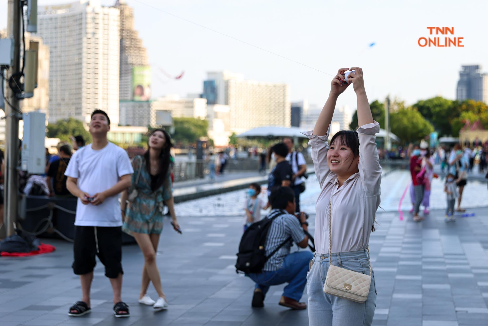 นทท.สนุกสุดเหวี่ยง เล่นว่าวริมแม่น้ำเจ้าพระยา