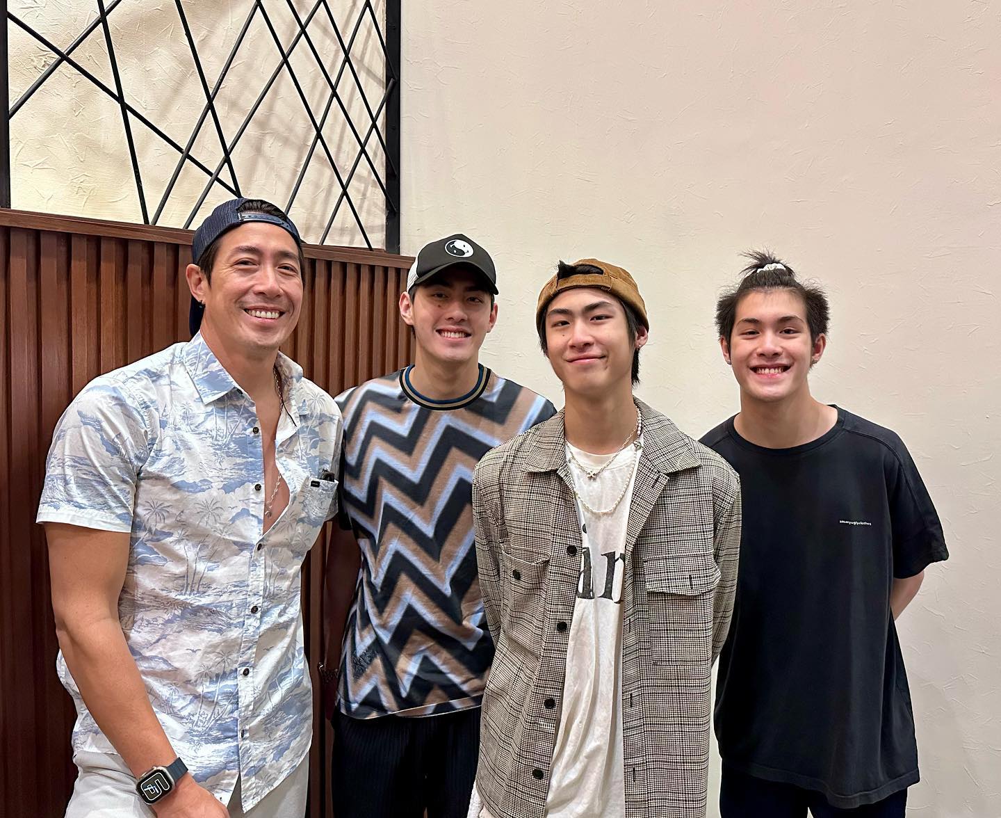 4หนุ่มพร้อมหน้า เจ เจตริน โพสต์ภาพกับ 3 เจ้า ภูมิใจในตัวลูกชาย