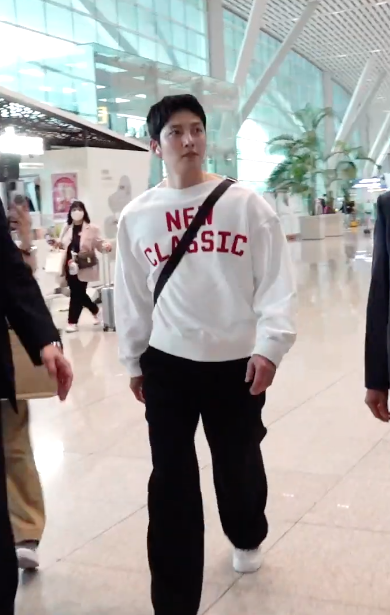 'อุคจ๋า' มาแล้ว!! เปิดลุค 'จีชางอุค' หล่อคูลที่สนามบินก่อนลัดฟ้าจัดแฟนมีตไทยรอบ 6 ปี 'อุคจ๋า' มาแล้ว!! เปิดลุค 'จีชางอุค' หล่อคูลที่สนามบินก่อนลัดฟ้าจัดแฟนมีตไทยรอบ 6 ปี