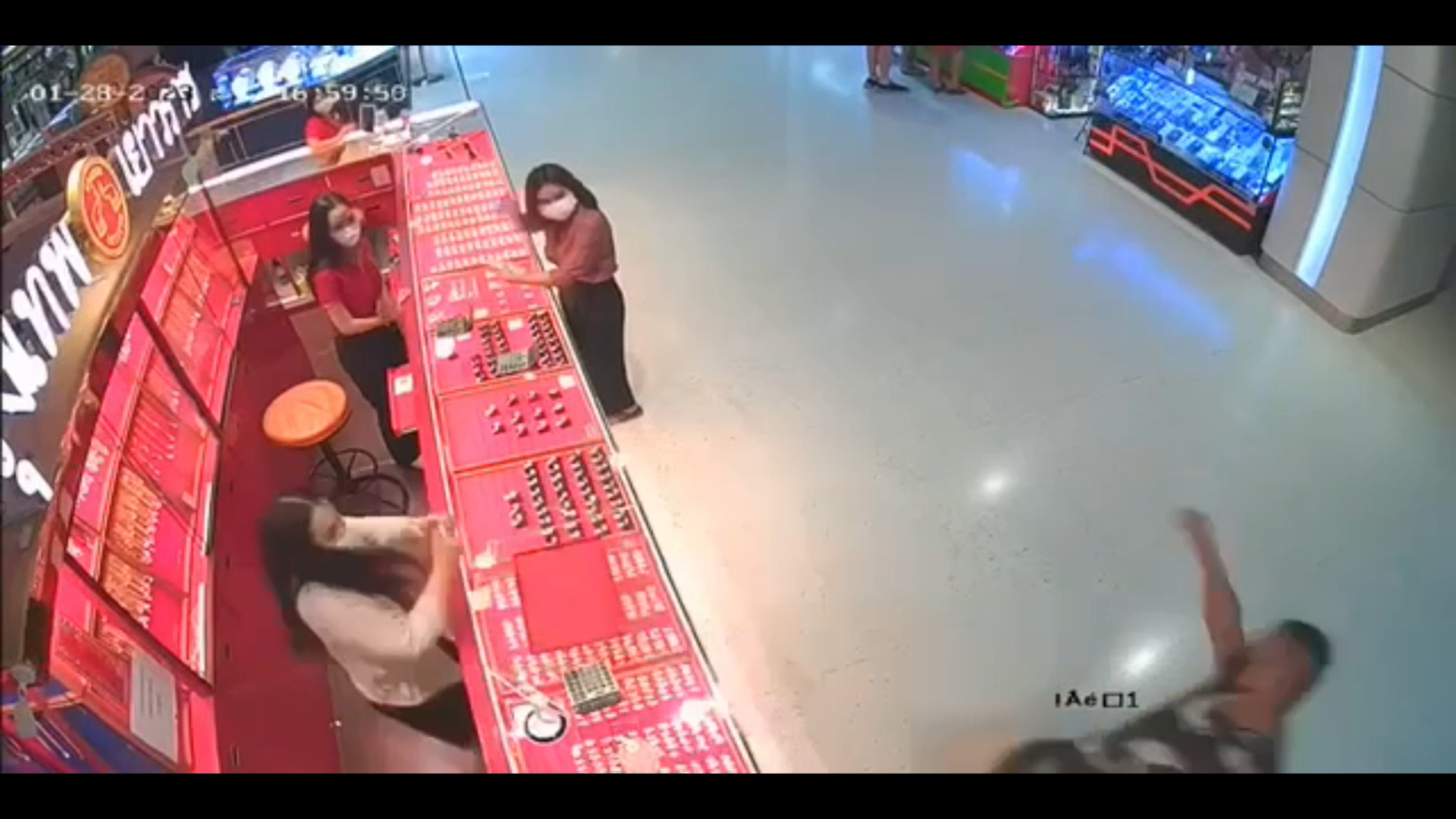 คนร้ายชิงทอง ห้างดังย่านปากเกร็ด ถูกตำรวจสอบสวนกลาง CIB รวบทันควัน คนร้ายชิงทอง ห้างดังย่านปากเกร็ด ถูกตำรวจสอบสวนกลาง CIB รวบทันควัน