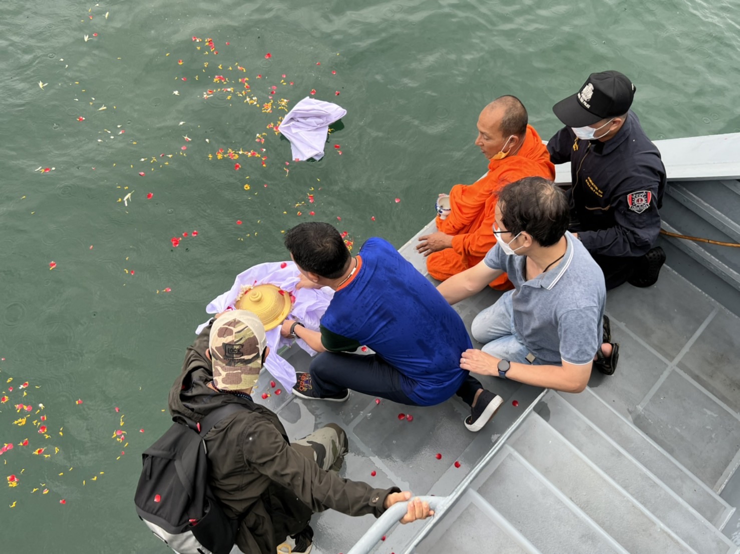 เหล่าคนบันเทิง ร่วมพิธีลอยอังคาร หม่อมหลวงพันธุ์เทวนพ เทวกุล เหล่าคนบันเทิง ร่วมพิธีลอยอังคาร หม่อมหลวงพันธุ์เทวนพ เทวกุล