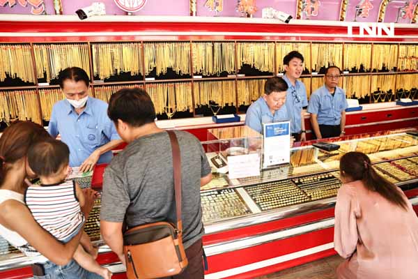 พาณิชย์ตรวจร้านทองเยาวราช สร้างความเชื่อมั่นหลังราคาทองพุ่งต่อเนื่อง พาณิชย์ตรวจร้านทองเยาวราช สร้างความเชื่อมั่นหลังราคาทองพุ่งต่อเนื่อง
