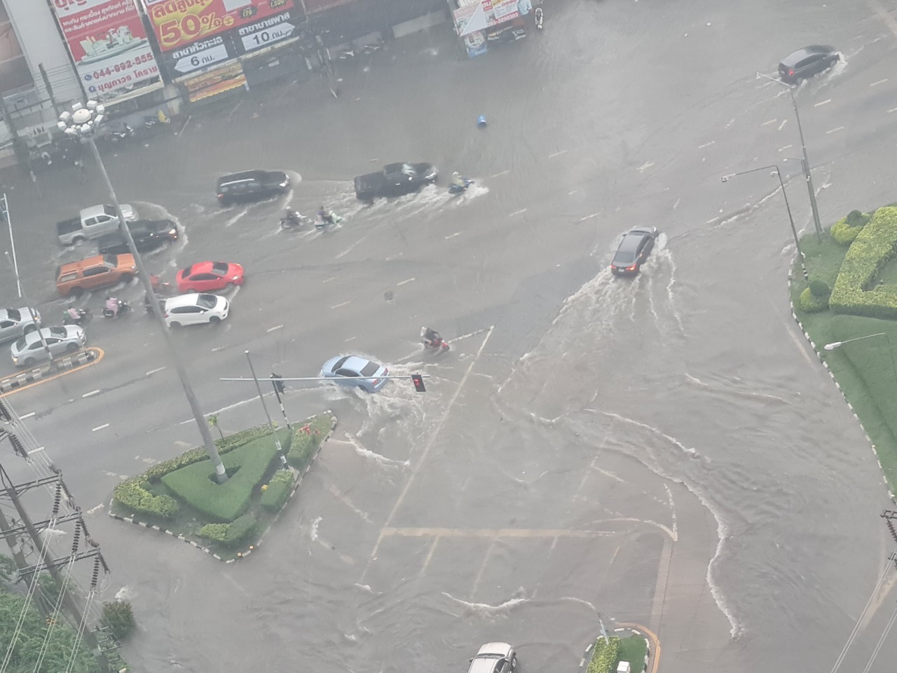 ฝนถล่มโคราช! น้ำท่วมหลายพื้นที่ บางจุดเกือบท่วมล้อรถยนต์ รถเล็กสัญจรลำบาก 