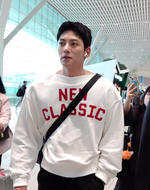 'อุคจ๋า' มาแล้ว!! เปิดลุค 'จีชางอุค' หล่อคูลที่สนามบินก่อนลัดฟ้าจัดแฟนมีตไทยรอบ 6 ปี 'อุคจ๋า' มาแล้ว!! เปิดลุค 'จีชางอุค' หล่อคูลที่สนามบินก่อนลัดฟ้าจัดแฟนมีตไทยรอบ 6 ปี