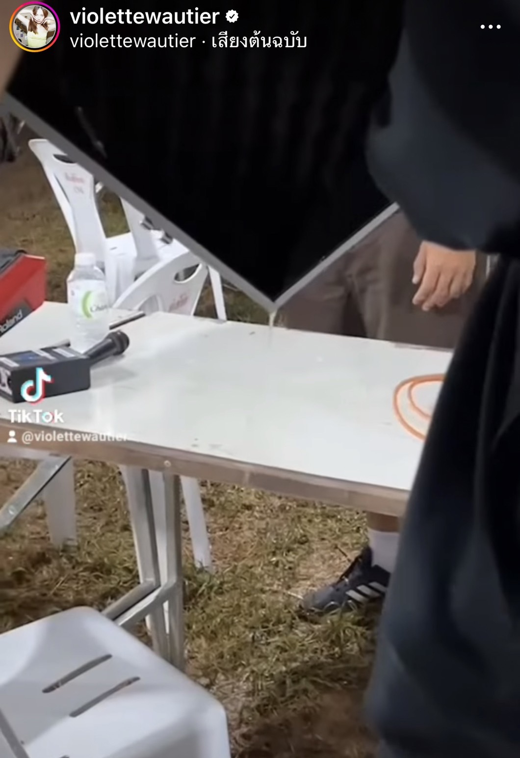 วี วิโอเลต ทุ่มสุดตัว แม้เครื่องดนตรีจะเปียกฝน ขอบคุณแฟนเพลงที่ยังยืนดูและสนุกไปด้วยกัน วี วิโอเลต ทุ่มสุดตัว แม้เครื่องดนตรีจะเปียกฝน ขอบคุณแฟนเพลงที่ยังยืนดูและสนุกไปด้วยกัน