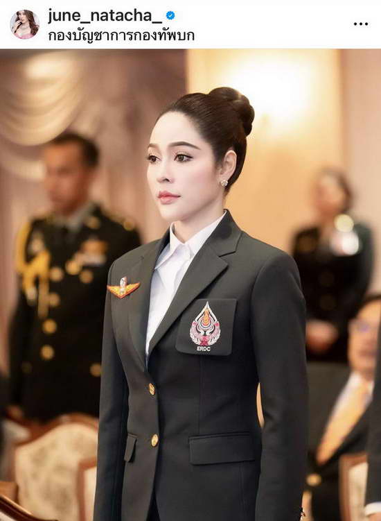 จูน นาตาชา ทั้งสวยทั้งเก่ง เข้ารับประกาศนียบัตรหลักสูตรกองทัพบก จูน นาตาชา ทั้งสวยทั้งเก่ง เข้ารับประกาศนียบัตรหลักสูตรกองทัพบก