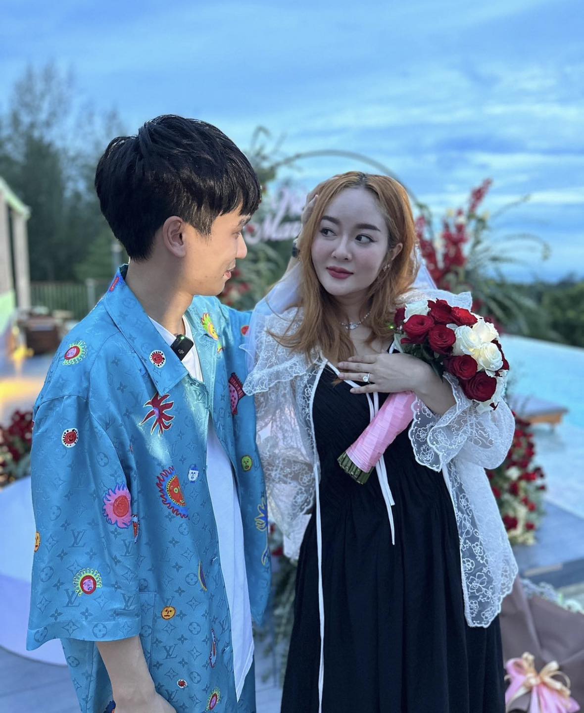 สละโสด!! แก้มบุ๋ม ถูกหวานใจ พีท คุกเข่าขอแต่งงาน 