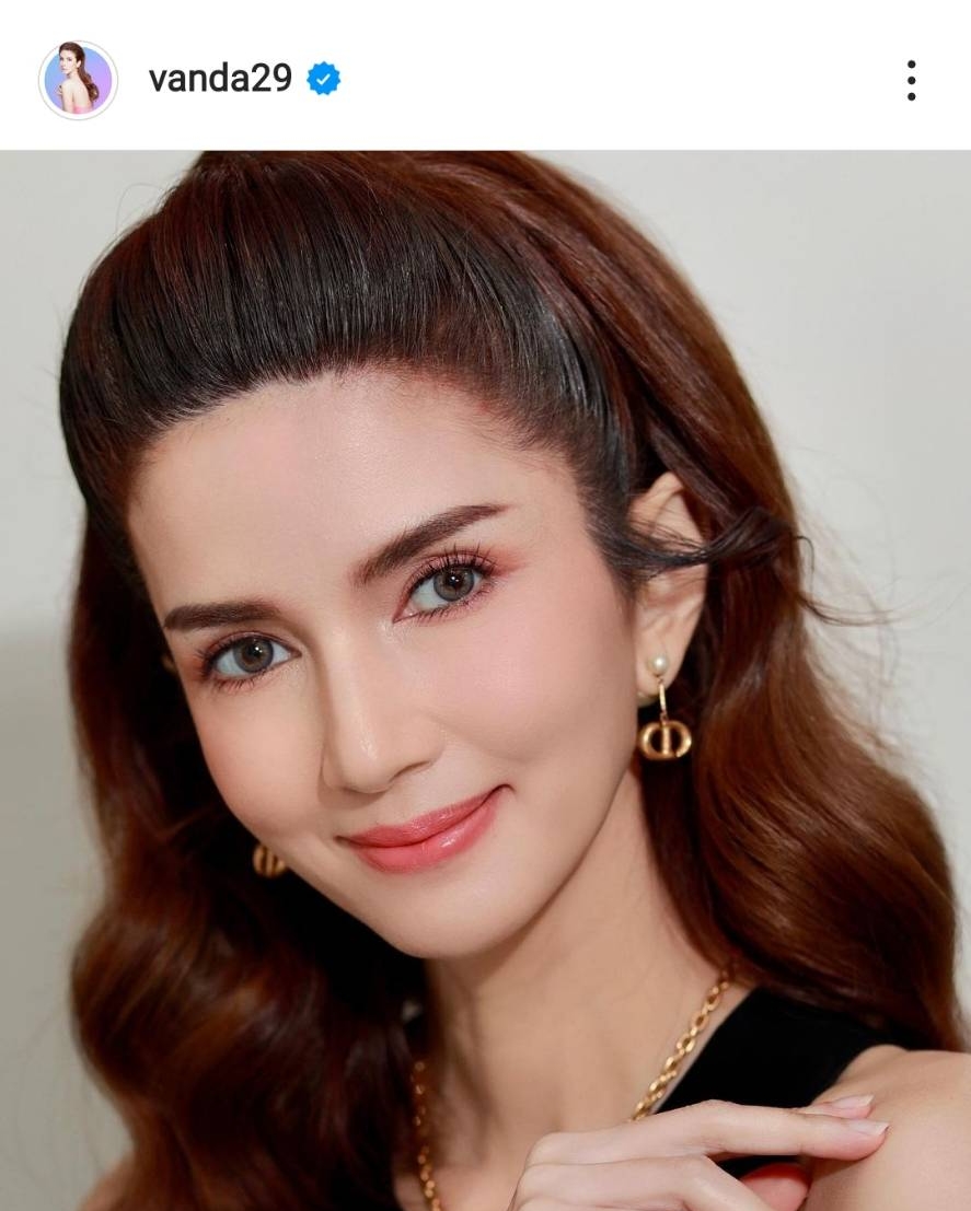 โบว์ แวนด้า เผยลูกสาวทำงานเก่งไม่แพ้พ่อ ด้านคุณแม่ อาการดีขึ้นเเล้วหลังล้มหัวฟาดพื้น โบว์ แวนด้า เผยลูกสาวทำงานเก่งไม่แพ้พ่อ ด้านคุณแม่ อาการดีขึ้นเเล้วหลังล้มหัวฟาดพื้น