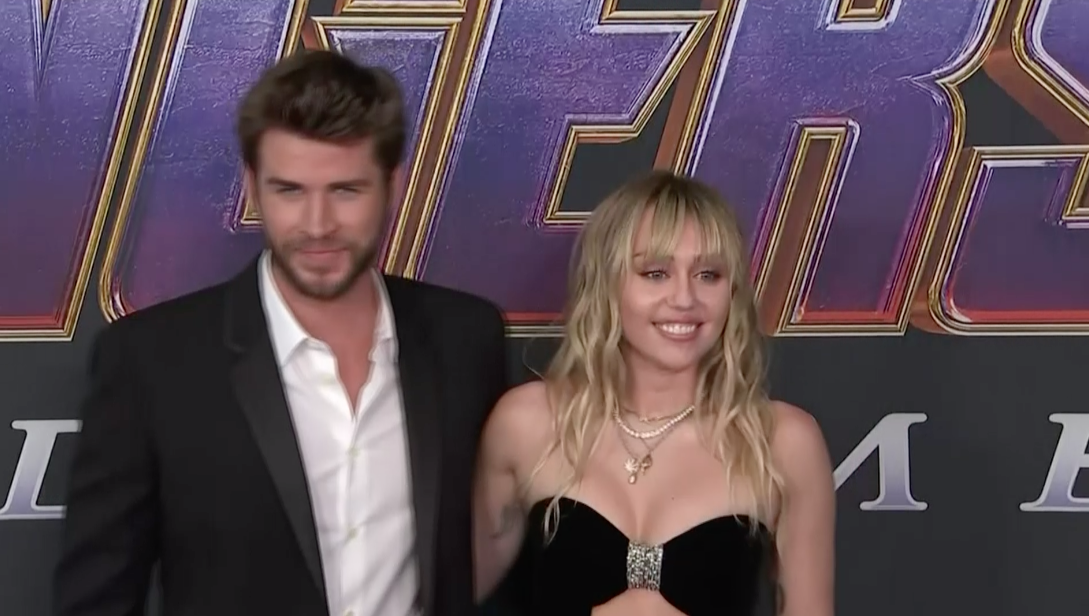 ให้หมายศาลแทนดอกไม้?!! ลือ 'เลียม เฮมส์เวิร์ธ' ฟ้อง 'ไมลีย์ ไซรัส' เพราะเพลง Flowers ให้หมายศาลแทนดอกไม้?!! ลือ 'เลียม เฮมส์เวิร์ธ' ฟ้อง 'ไมลีย์ ไซรัส' เพราะเพลง Flowers