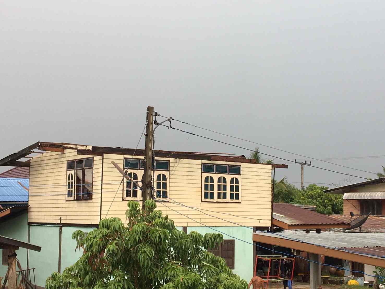 พายุฤดูร้อนพัดถล่ม หนองบัวลำภู บ้านเรือนเสียหายร่วม 500 หลัง