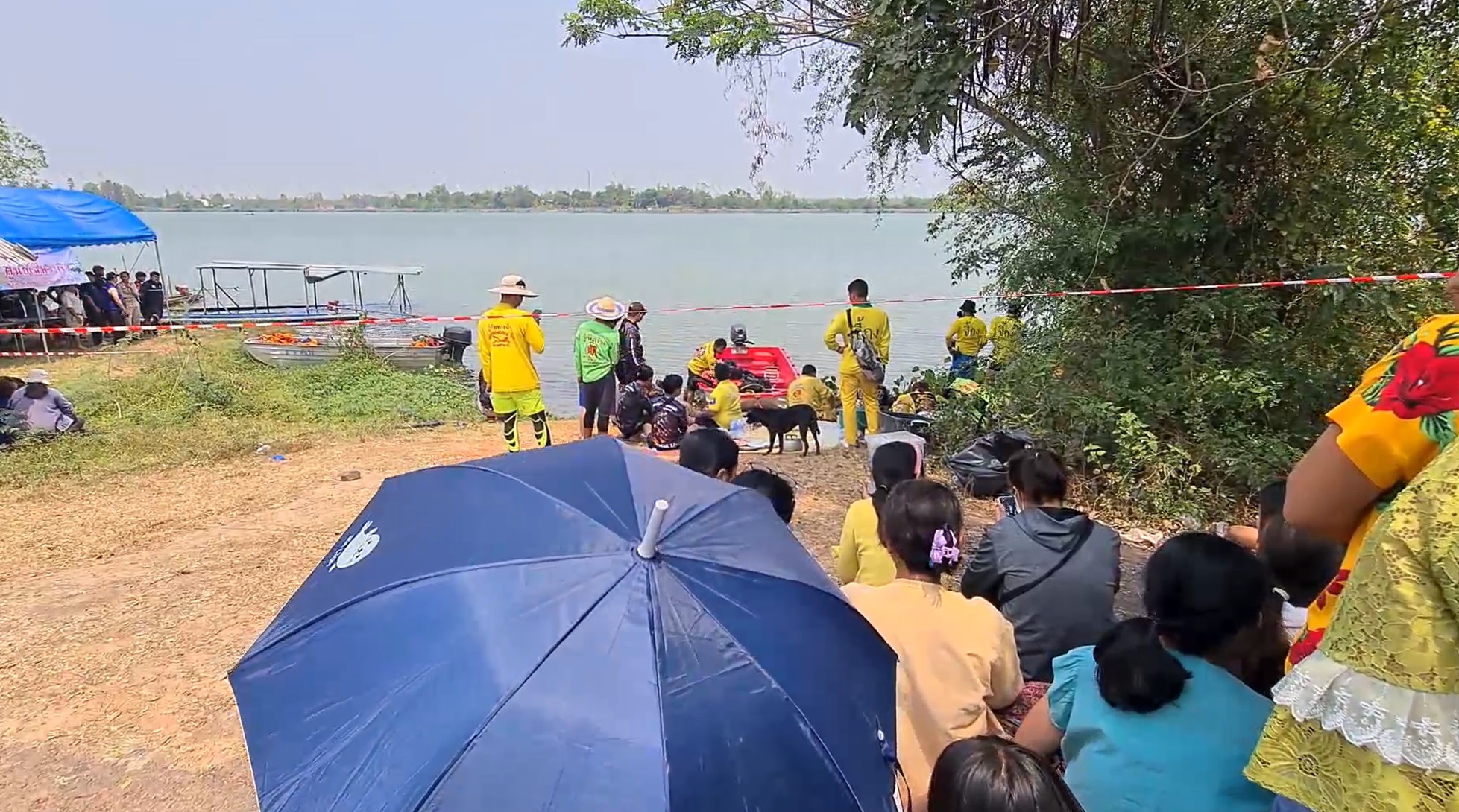 จนท.กู้ แพข้ามฟาก ล่มกลางแม่น้ำมูลได้แล้ว เร่งค้นหาผู้สูญหาย จนท.กู้ แพข้ามฟาก ล่มกลางแม่น้ำมูลได้แล้ว เร่งค้นหาผู้สูญหาย