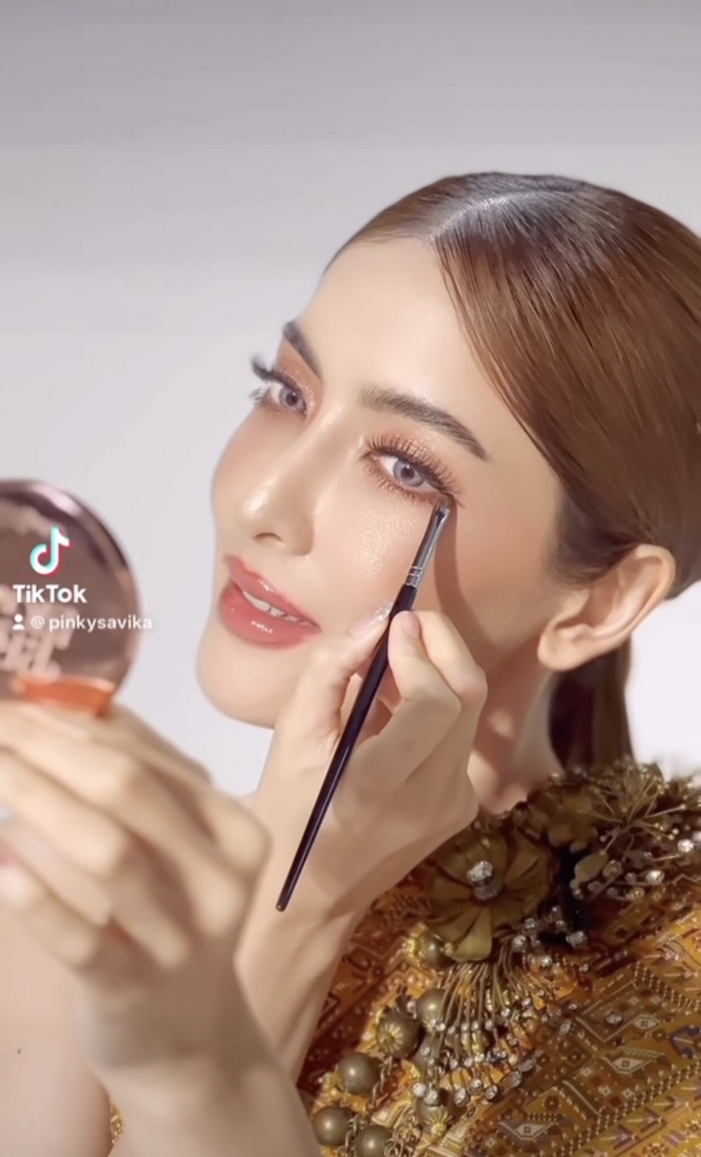 ตะลึง!พิ้งกี้ สาวิกา เเปลงโฉมใส่ชุดไทย ต้อนรับเทศกาลสงกรานต์ 