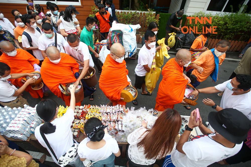 วันออกพรรษา 2565 เปิดประวัติความเป็นมา พิธีตักบาตรเทโวในภาคต่างๆ