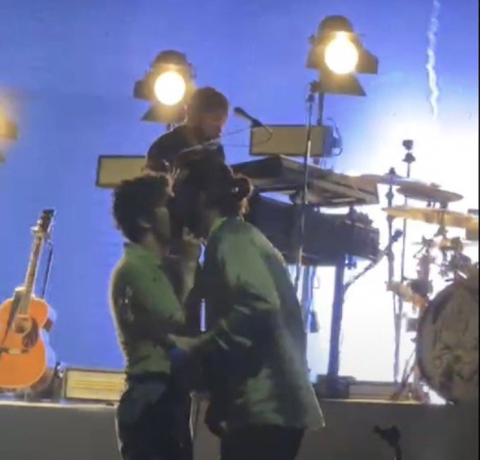 “The 1975” โดนแบนในเทศกาลดนตรีที่มาเลเซีย หลังโชว์จูบมือเบสบนเวที (มีคลิป) “The 1975” โดนแบนในเทศกาลดนตรีที่มาเลเซีย หลังโชว์จูบมือเบสบนเวที (มีคลิป)