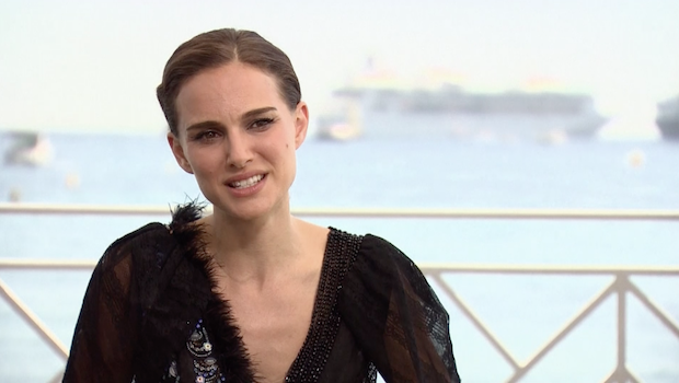 พักกองทันที!! คนร้ายติดอาวุธขู่ยิงคนในกองถ่ายซีรีส์ใหม่ ‘นาตาลี พอร์ตแมน’ พักกองทันที!! คนร้ายติดอาวุธขู่ยิงคนในกองถ่ายซีรีส์ใหม่ ‘นาตาลี พอร์ตแมน’