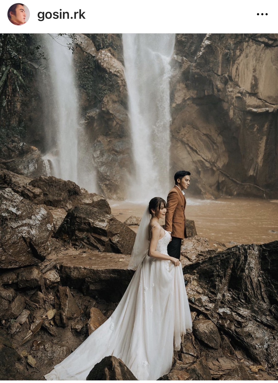 “โกสินทร์ ราชกรม” เข้าพิธีวิวาห์แบบล้านนา พร้อมเหล่าคนบันเทิงร่วมยินดีคับคั่ง