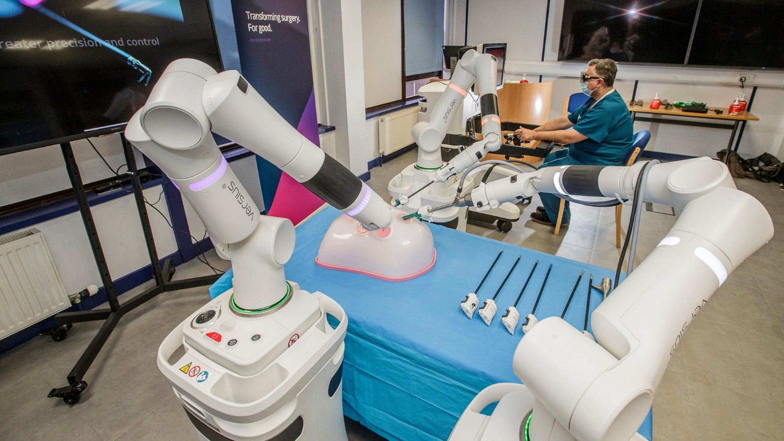 แขนกลช่วยแพทย์ทำการผ่าตัดมะเร็ง ยุคสมัยแห่งการอยู่ร่วมกันของคนและหุ่นยนต์