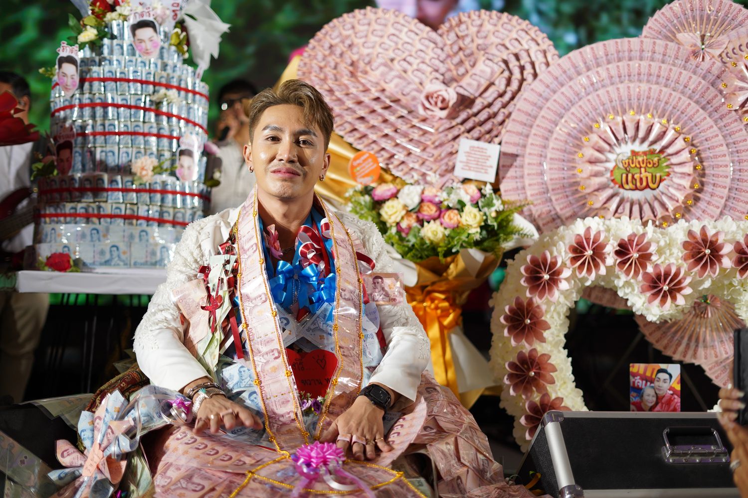 แฟนคลับ ตรี ชัยณรงค์ เปย์หนัก! มอบปีกมาลัยเงินล้าน ฉลองวันเกิดอายุครบ 36 ปี