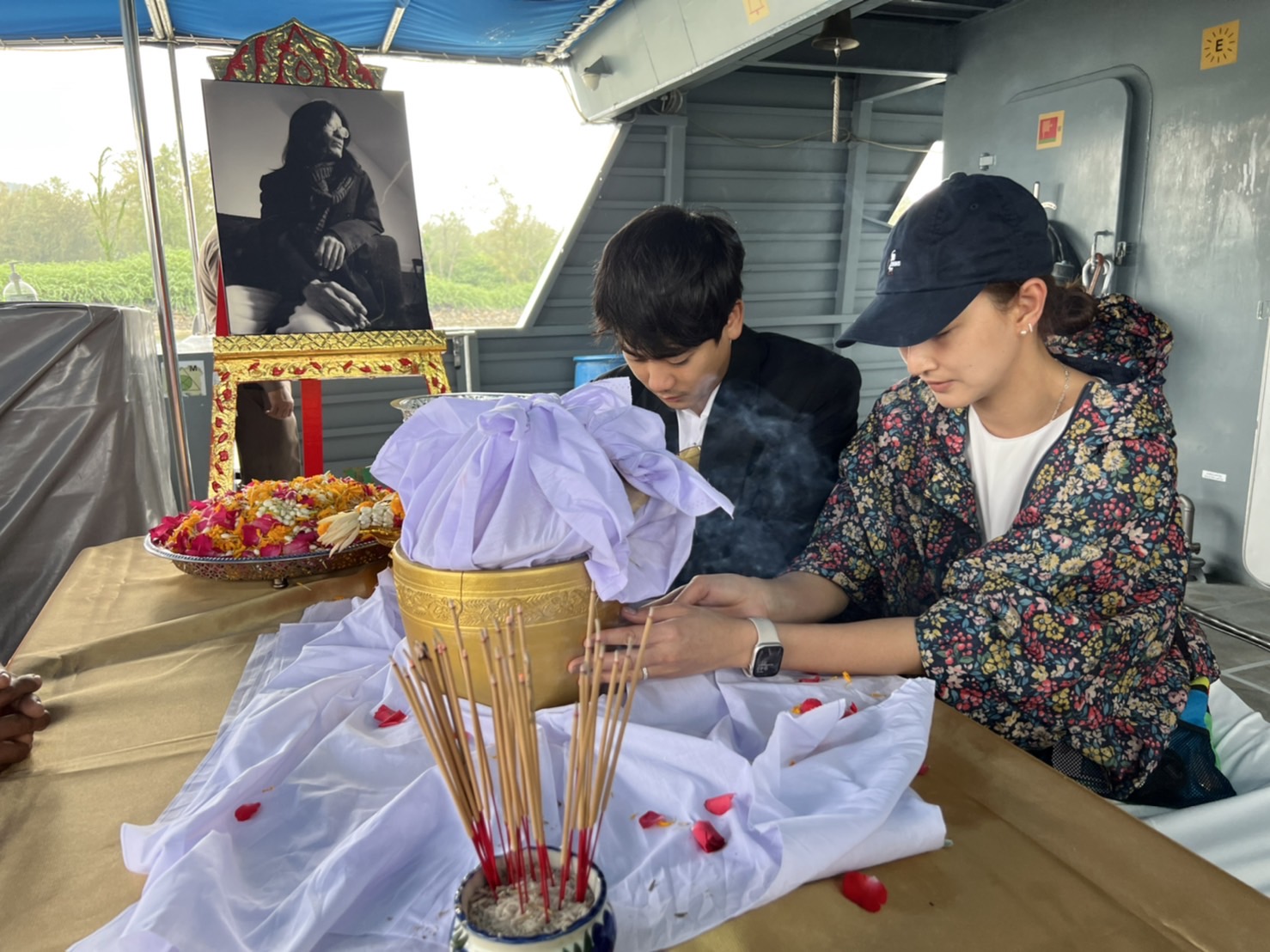 เหล่าคนบันเทิง ร่วมพิธีลอยอังคาร หม่อมหลวงพันธุ์เทวนพ เทวกุล เหล่าคนบันเทิง ร่วมพิธีลอยอังคาร หม่อมหลวงพันธุ์เทวนพ เทวกุล