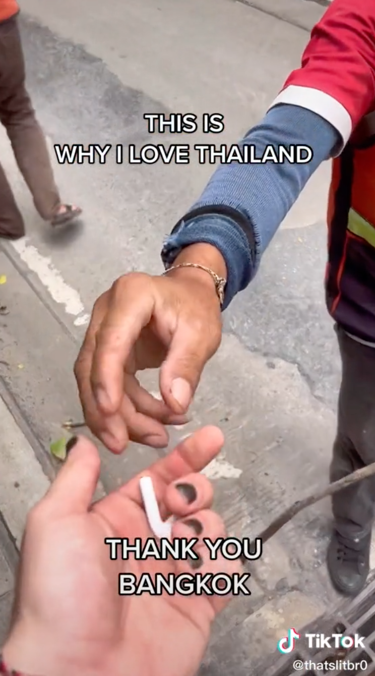 ฝรั่งรีวิวทำไมถึงรักเมืองไทย ทำแอร์พอดร่วงท่อ ได้พี่วินช่วยเก็บให้ทั้งๆที่ไม่ได้ขอ ฝรั่งรีวิวทำไมถึงรักเมืองไทย ทำแอร์พอดร่วงท่อ ได้พี่วินช่วยเก็บให้ทั้งๆที่ไม่ได้ขอ