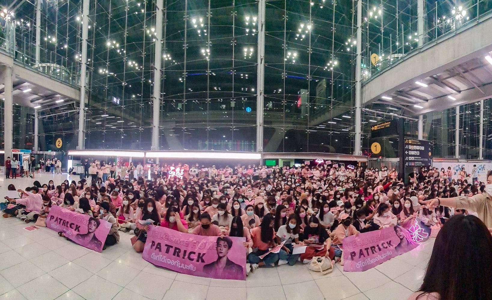 แพทริค INTO1 กลับไทยในรอบ 2 ปี แฟนคลับต้อนรับแน่น ด้วยความคิดถึง