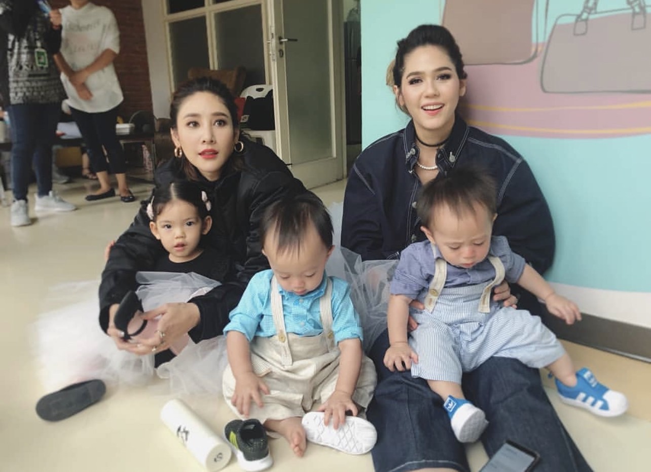 เผยเบื้องหลังงานไว้อาลัย แตงโม เพื่อนสนิท อย่าง ชมพู่ อารยา ส่งทีมการ์ดช่วยงาน เผยเบื้องหลังงานไว้อาลัย แตงโม เพื่อนสนิท อย่าง ชมพู่ อารยา ส่งทีมการ์ดช่วยงาน